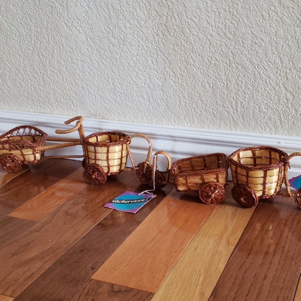 Set of 4 decorative baskets straw woven new tags